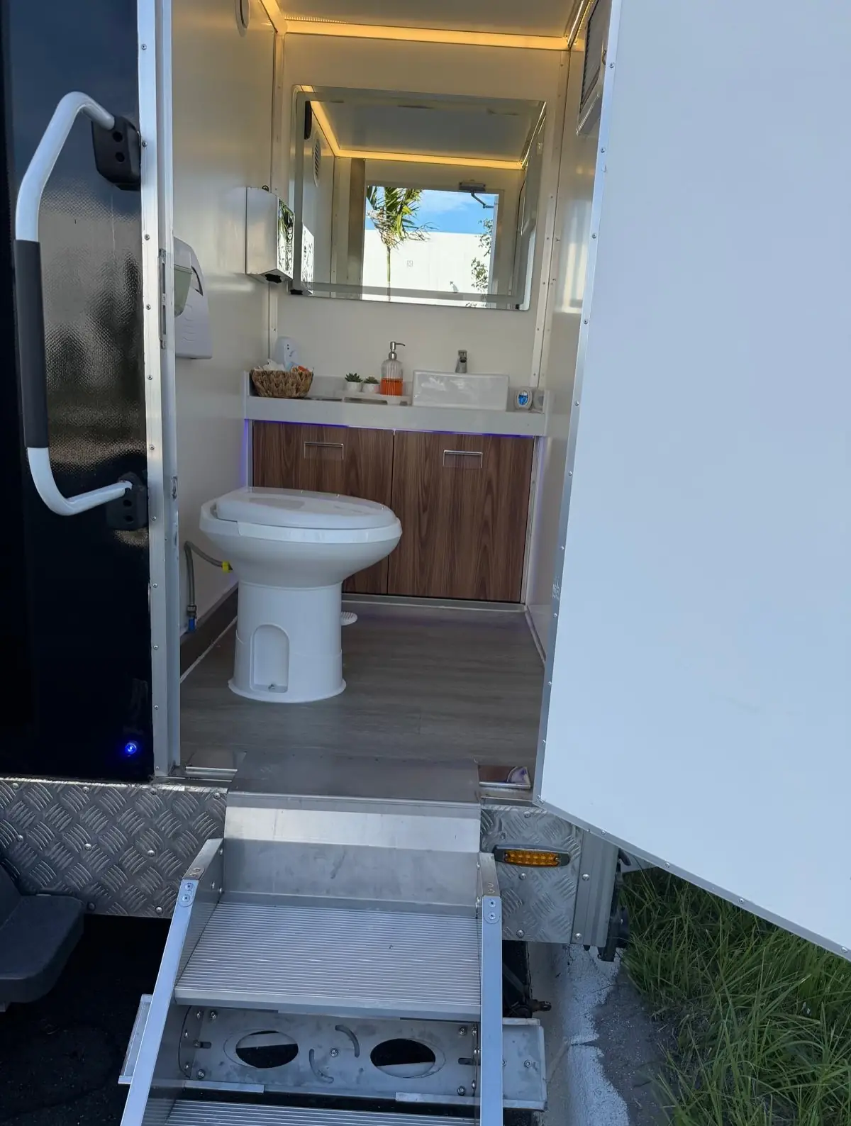 Restroom trailer