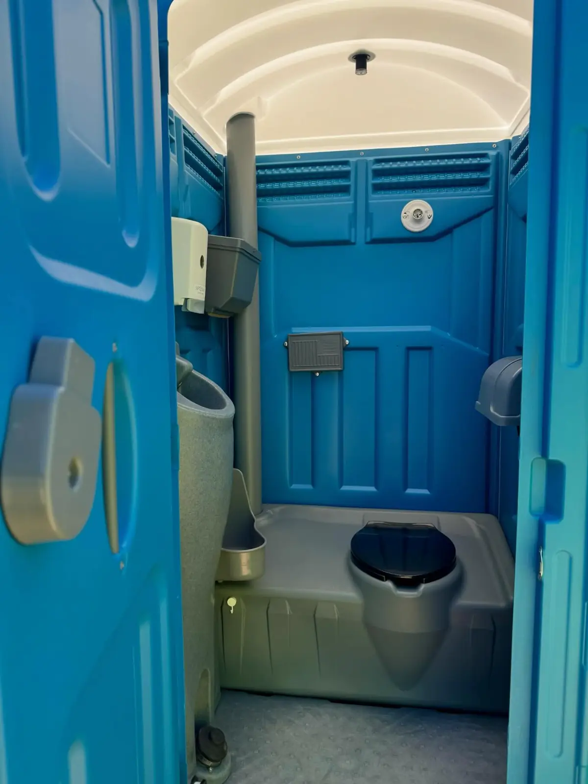 Standard porta potty